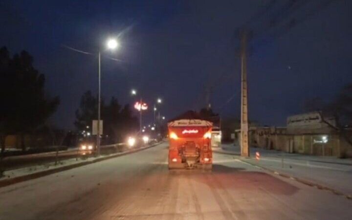 عملیات نمک‌پاشی فوری در جاده‌های برفی کوهستانی سمنان آغاز شد