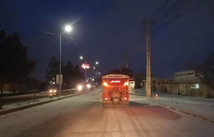 عملیات نمک‌پاشی فوری در جاده‌های برفی کوهستانی سمنان آغاز شد