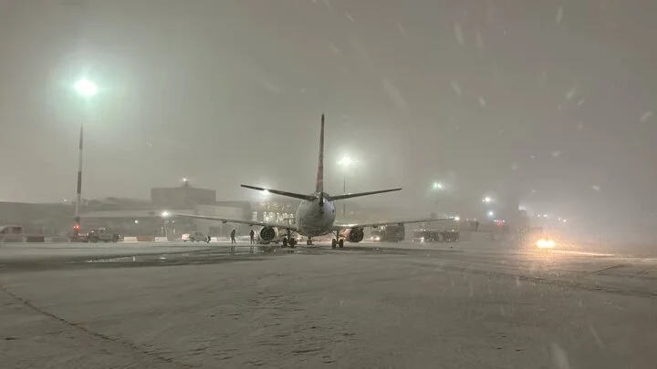 فرودگاه مشهد به زائران: قبل از سفر با شماره‌های اضطراری تماس بگیرید، برف سنگین در راه است!