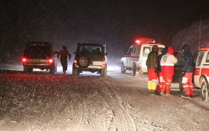 خلیلی: ۱۹۵ مسافر گرفتار در برف در تکاب امدادرسانی شد