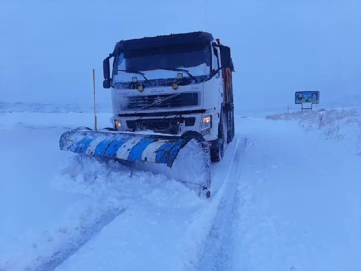 برف‌روبی بی‌وقفه ۱۴۸۰ کیلومتر جاده در سمنان؛ تمام مسیرها باز ماند!