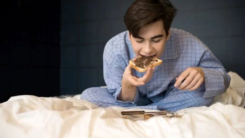 راز هوس عجیب شیرینی در نیمه‌های شب چیست؟ بدن شما چه پیامی می‌دهد؟