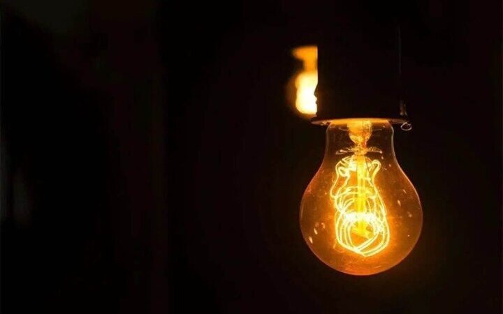 بارش برف سنگین در مشهد برق مناطق پرجمعیت را به‌طور موقت قطع کرد!