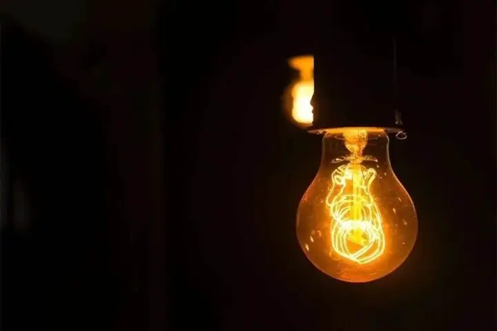 بارش برف سنگین در مشهد برق مناطق پرجمعیت را به‌طور موقت قطع کرد!