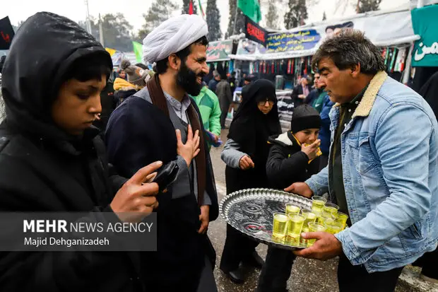 شور خدمت در کرمان؛ مواکب مردمی آماده پذیرایی از زائران حاج قاسم