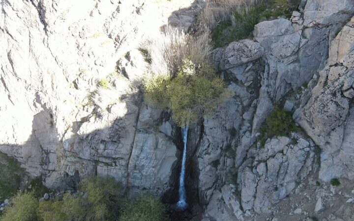 تصاویری خیره‌کننده از رقص آبشارهای هشتبندی هرمزگان در ارتفاعات!