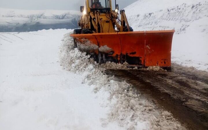 بارش سنگین برف در کهگیلویه و بویراحمد؛ تردد فقط با زنجیر چرخ ممکن شد!