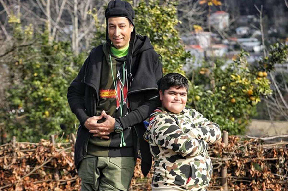 ابوالفضل رجبی بازیگر «پایتخت» در لباس سربازی؛ حضور ویژه دکتر انوشه در تئاتر