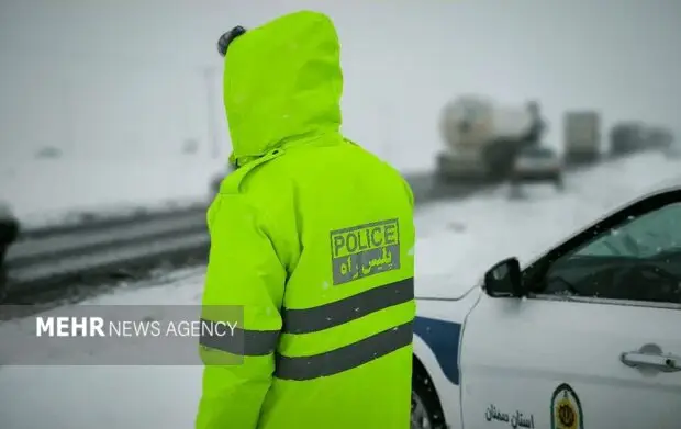 تلاش نفس‌گیر شبانه‌روزی برای باز نگه داشتن جاده‌های یزد در سرمای طاقت‌فرسا