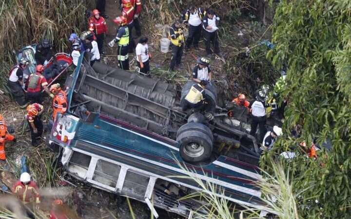 حادثه تلخ در شمال غربی کلمبیا؛ سقوط اتوبوس حامل دانش‌آموزان ۱۷ کشته برجای گذاشت