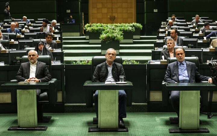 حضور جنجالی پزشکیان در مجلس برای رونمایی از لایحه بودجه ۱۴۰۵