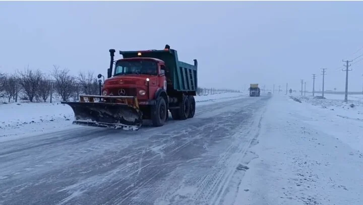 نمک‌پاشی گسترده در جاده‌های برفی سمنان؛ پیشگیری از خطر لغزش به موقع انجام شد