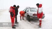امدادرسانی فوری به ۳۳۵ خودروی گرفتار در برف سنگین آذربایجان‌غربی؛ عملیات بی‌وقفه راهداران