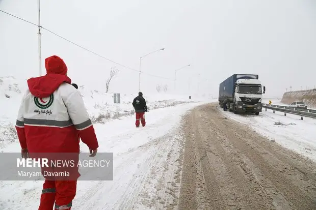 نجات ۲۰۶ گرفتار برف سنگین آذربایجان غربی؛ امدادرسانی فوری در ۹ حادثه ترافیکی