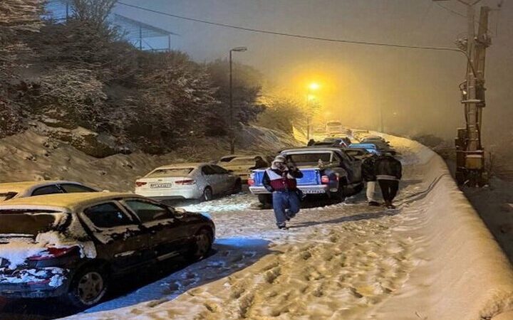 برف سنگین و کولاک شدید محور هرسین به نورآباد را فلج کرد!