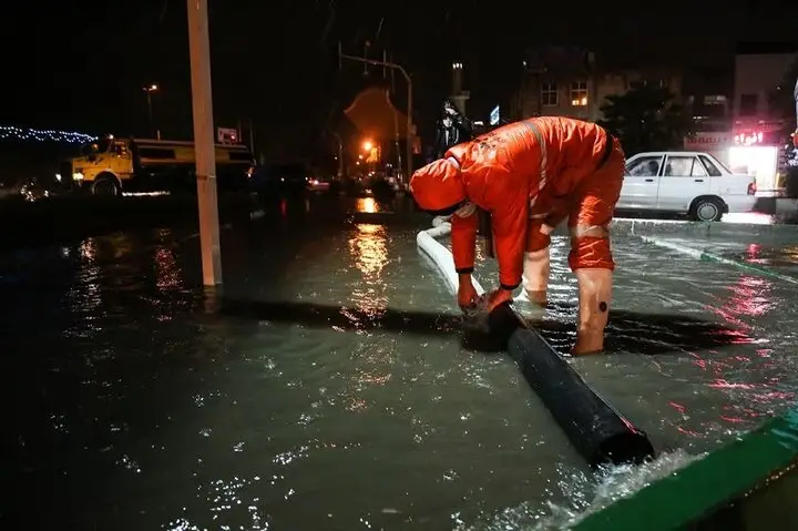آب گرفتگی گسترده مسکن مهر بندر جاسک؛ ساکنان در انتظار کمک فوری