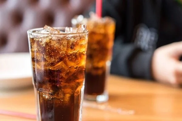 وزارت بهداشت هشدار داد: نوشابه‌های گازدار نه تنها تهوع را کاهش نمی‌دهند، بلکه سلامت شما را تهدید می‌کنند!