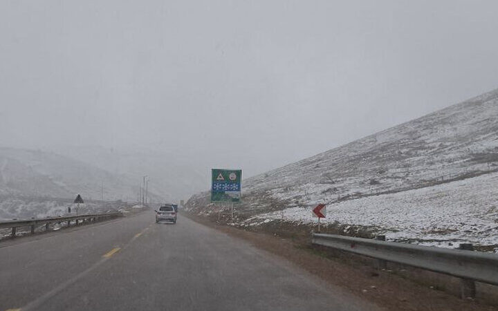 برف و مه غلیظ در جاده‌های کوهستانی خراسان‌شمالی؛ رانندگان مراقب لغزندگی باشند!