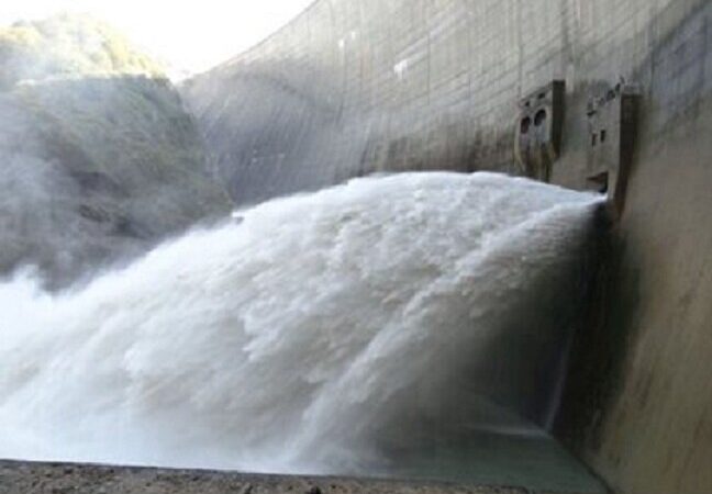 چرا باز شدن دریچه لجن‌کش سد استقلال میناب، نفس طبیعت را تازه کرد؟