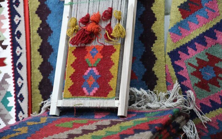 راز زنده ماندن هنر گلیم ورنی در عنبران؛ آیا این شهر به جهانی شدن می‌رسد؟