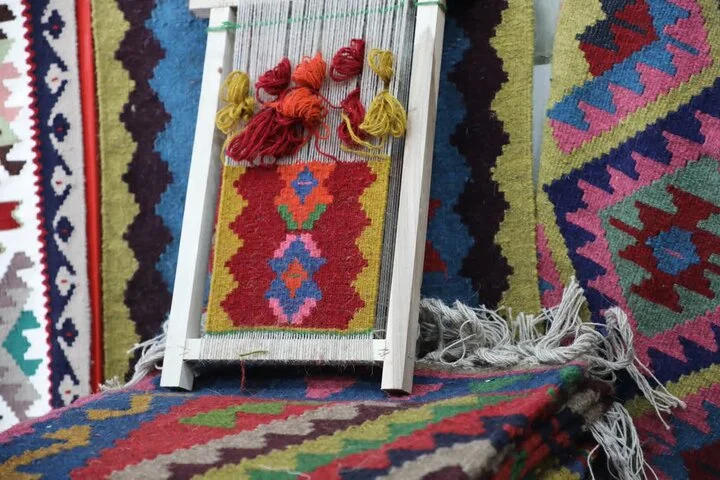 راز زنده ماندن هنر گلیم ورنی در عنبران؛ آیا این شهر به جهانی شدن می‌رسد؟