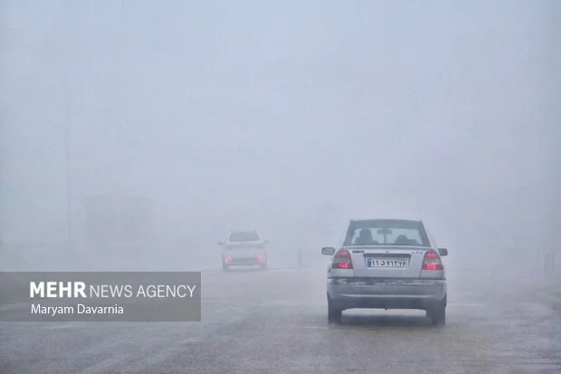 مه‌گرفتگی شدید در محور نیشابور-مشهد؛ دید رانندگان به حداقل رسید!