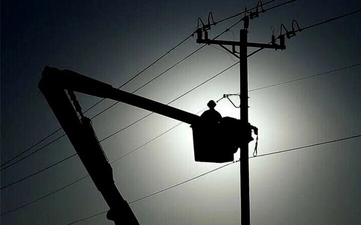 بارش‌های سیل‌آسا برق بندرعباس را ۱۰ ساعت قطع کرد؛ مردم در تاریکی مطلق!