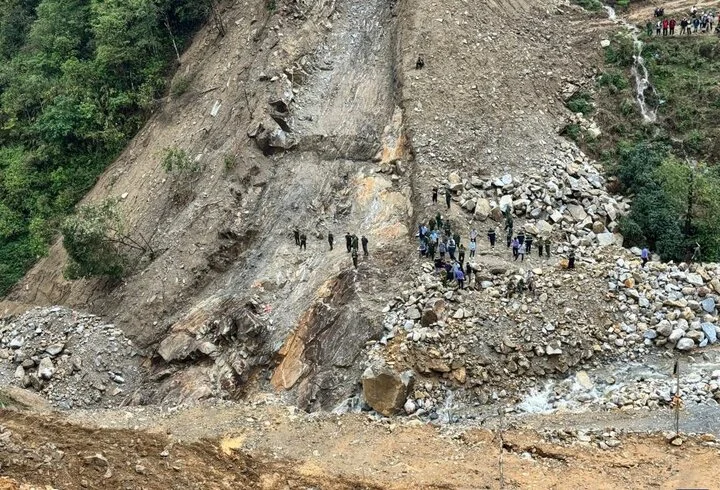 رانش زمین مهیب در گذرگاه کوهستانی شمال ویتنام؛ ۳ نفر زیر آوار مدفون شدند!