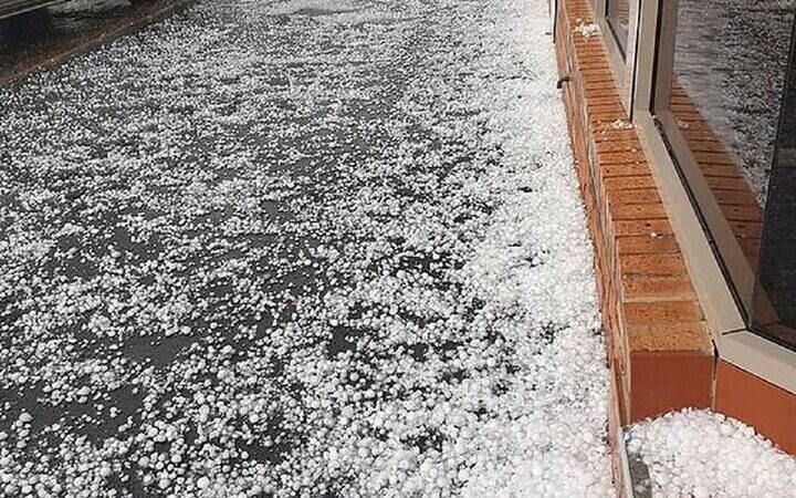 تگرگ بی‌سابقه کرمانشاه، خیابان‌ها را در سفیدپوشی عجیب فرو برد!