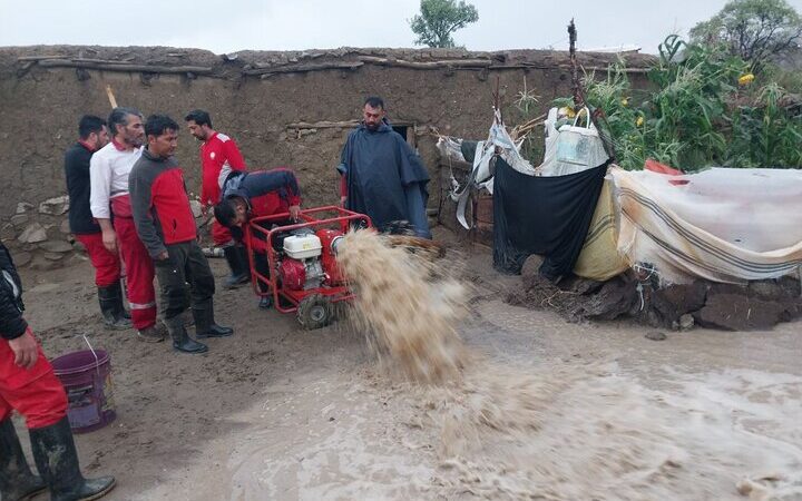امدادرسانی فوری به ۷۰۰ خانوار گرفتار در سیلاب میناب؛ وضعیت اضطراری همچنان ادامه دارد