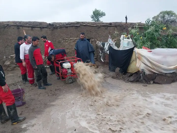 امدادرسانی بی‌وقفه هلال احمر در سیریک؛ مقابله با سیلاب‌های خطرناک ادامه دارد