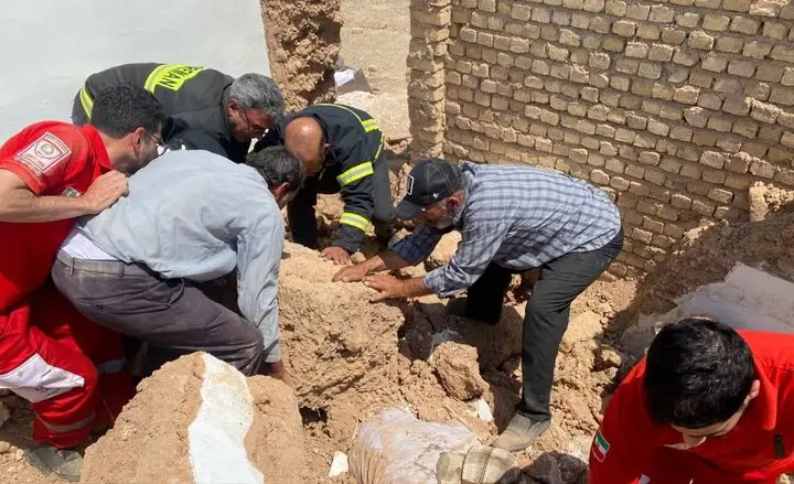 نجات معجزه‌آسا ۵ نفر زیر آوار ریزش ساختمان یافت‌آباد؛ همه سالم بیرون آمدند!