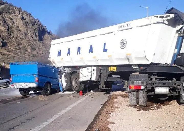 تصادف دلخراش نیسان و تریلی در عباس‌آباد-میامی؛ جوان ۲۶ ساله قطع عضو شد