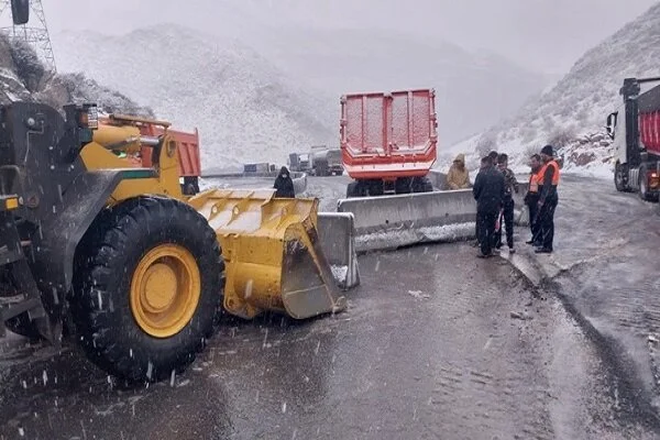 استقرار ۶ اکیپ راهداری در سمنان؛ جاده‌ها در اوج بارش‌ها همچنان باز ماندند!