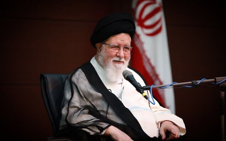 واکنش علم‌الهدی به کافه‌نشینی: قلیان، دام پنهان اعتیاد جوانان است!