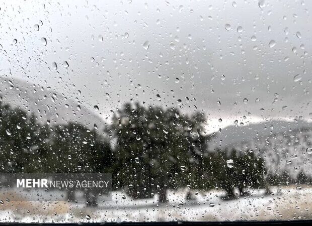 بارش برف پاییزی در کوهستان‌های کاشان؛ پاییز سفید به سراغ شهر آمد!