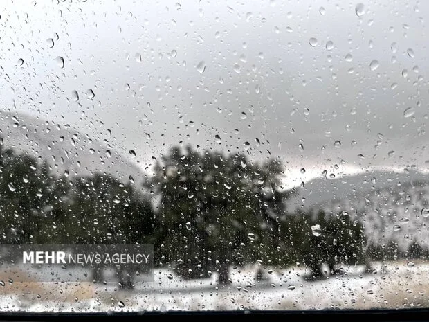 بارش برف پاییزی در کوهستان‌های کاشان؛ پاییز سفید به سراغ شهر آمد!