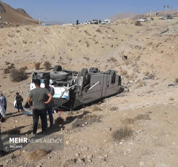 افزایش مصدومان واژگونی اتوبوس تهران-یاسوج به ۱۸ نفر؛ نجات معجزه‌آسای راننده از دره!