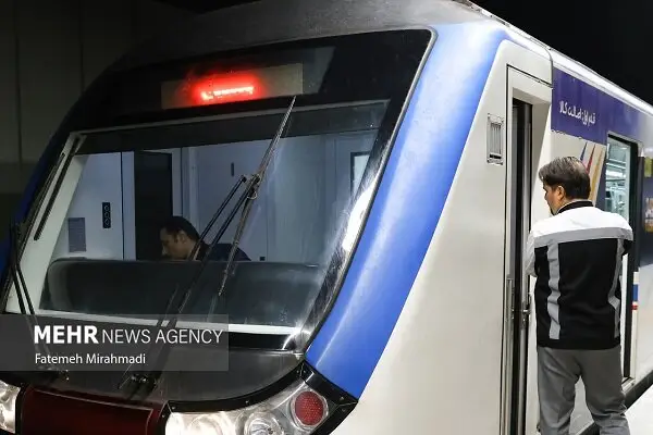 توقف اضطراری قطارهای خط دو مترو تهران به دلیل ورود غیرمجاز به ریل‌ها