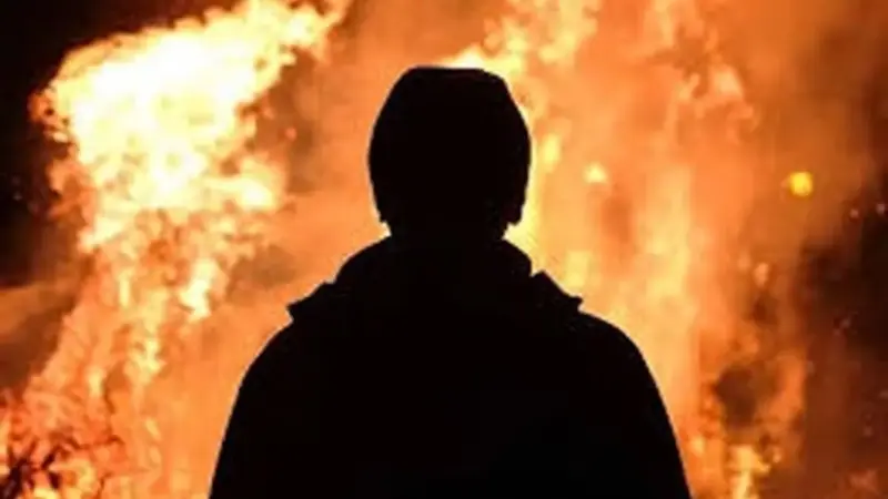 لحظه تلخ خودسوزی در دادسرای کهنوج؛ نجات معجزه‌آسا یک شاکی پرونده جنجالی