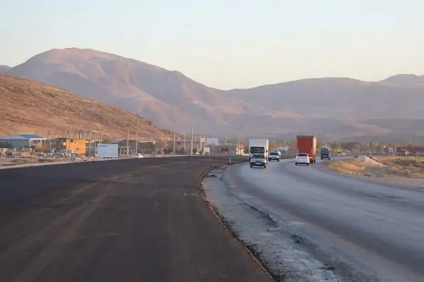 دارابی وعده داد: کنارگذر ایوان سال آینده به بهره‌برداری می‌رسد؛ پروژه‌ای که سال‌ها نیمه‌کاره مانده بود!