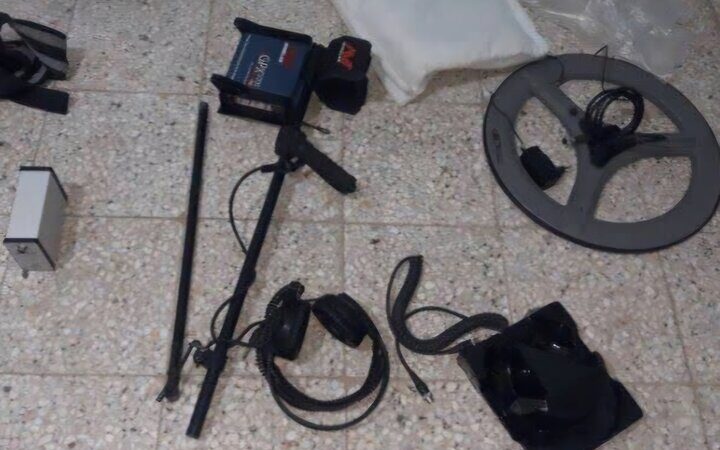 کشف سه دستگاه فلزیاب غیرمجاز در جواهردشت؛ فرمانده میراث‌فرهنگی هشدار داد