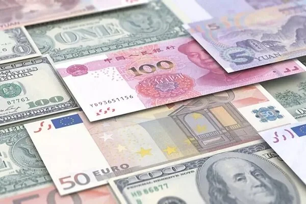 نرخ دلار و یورو در بازار ارز تجاری به طور ناگهانی اوج گرفت؛ چه سیگنالی به اقتصاد می‌فرستد؟
