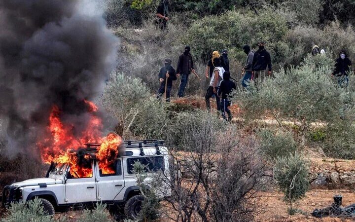 ضرب و شتم و ربودن یک کشاورز فلسطینی به دست شهرک نشینان مسلح+فیلم