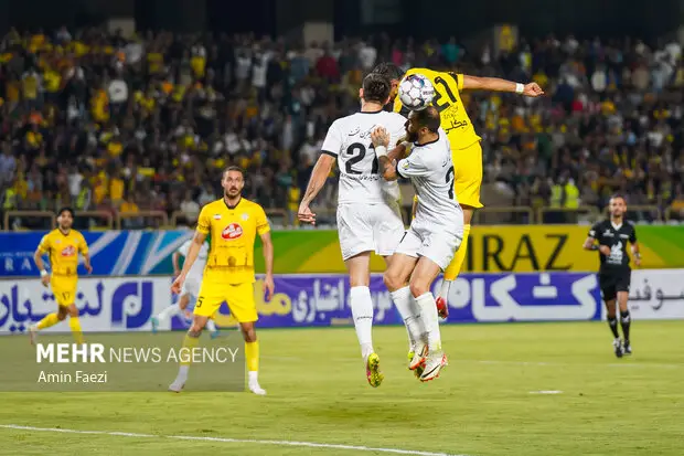 نیمه اول بدون گل فجر و فولاد؛ آیا یحیی در آستانه برکناری است؟