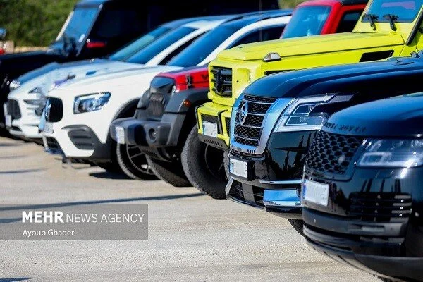 رژه خودروهای لوکس در خیابان‌های شمال تهران؛ نمایش پرهزینه‌ای که ترافیک را فلج کرد! + فیلم