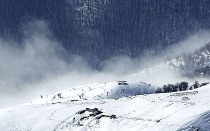 بارش برف پاییزی در کامو و چوگان؛ جاده‌ها سفیدپوش شدند!