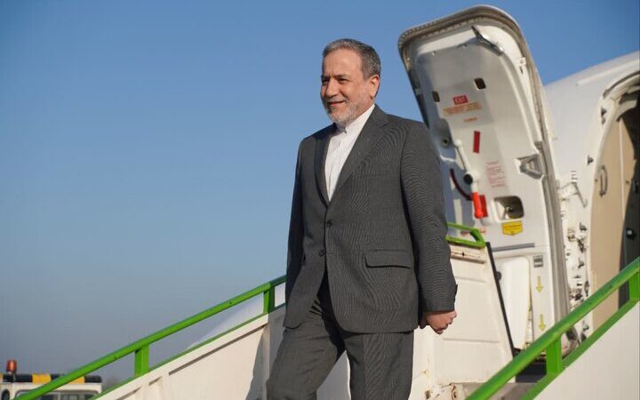 سید عباس عراقچی با استقبال رسمی وارد اصفهان شد؛ برنامه‌های ویژه در راه است!