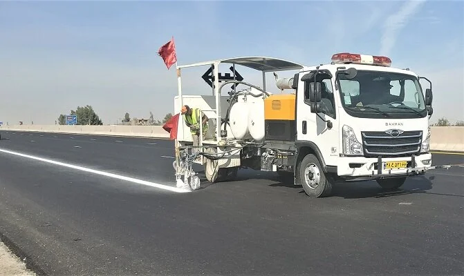 عملیات خط‌کشی ۷۵۰ کیلومتری جاده‌های روستایی قم؛ گامی بزرگ برای کاهش تصادفات!