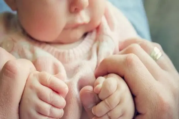 چرا فرایند فرزندخواندگی ماه‌ها طول می‌کشد؟ سرنخ‌های پنهان در صف انتظار خانواده‌ها